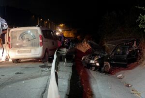 İSTANBUL (AA) – Eyüpsultan'da otomobil ile hafif ticari aracın çarpışması