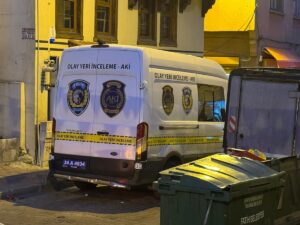 İSTANBUL (AA) – Fatih'te inşaat malzemeleri satılan dükkandaki kuyuda erkek