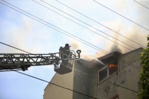 MUĞLA (AA) – Muğla'nın Fethiye ilçesinde üç katlı evin çatı