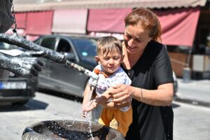 GAZİANTEP (AA) – Termometrelerin 40 dereceyi gösterdiği Gaziantep'te sıcak hava