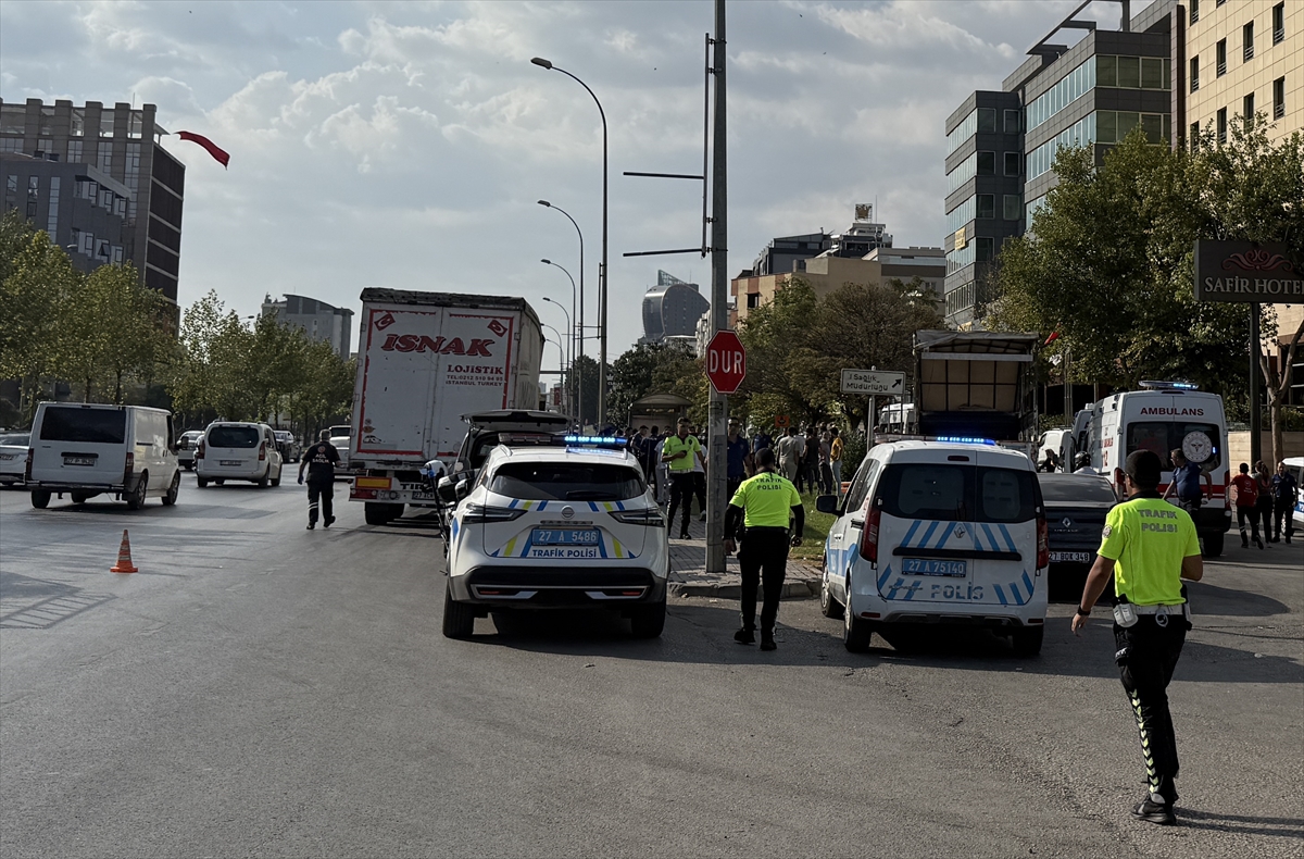 Gaziantep'te tırın özel halk otobüsüne çarptığı kazada 3 kişi yaralandı