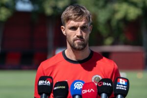 ANKARA (AA) – Gençlerbirliği oyuncuları Zan Zuzek ve Göktan Gürpüz,