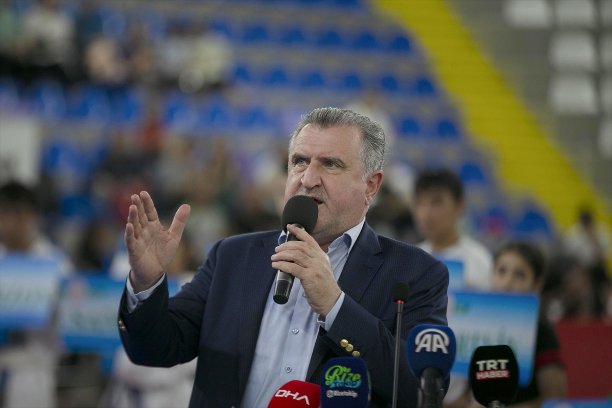 Gençlik ve Spor Bakanı Osman Aşkın Bak, Karadeniz-Hazar Ülkeleri Karate Şampiyonası'nın açılışına katıldı: