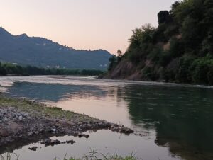 GİRESUN (AA) – Giresun'un Tirebolu ilçesinde Harşit Çayı'nda mahsur kalan