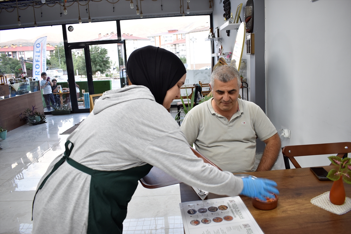 Güçlerini birleştiren 9 kadın, kurdukları işletmede yöresel yemekler hazırlıyor