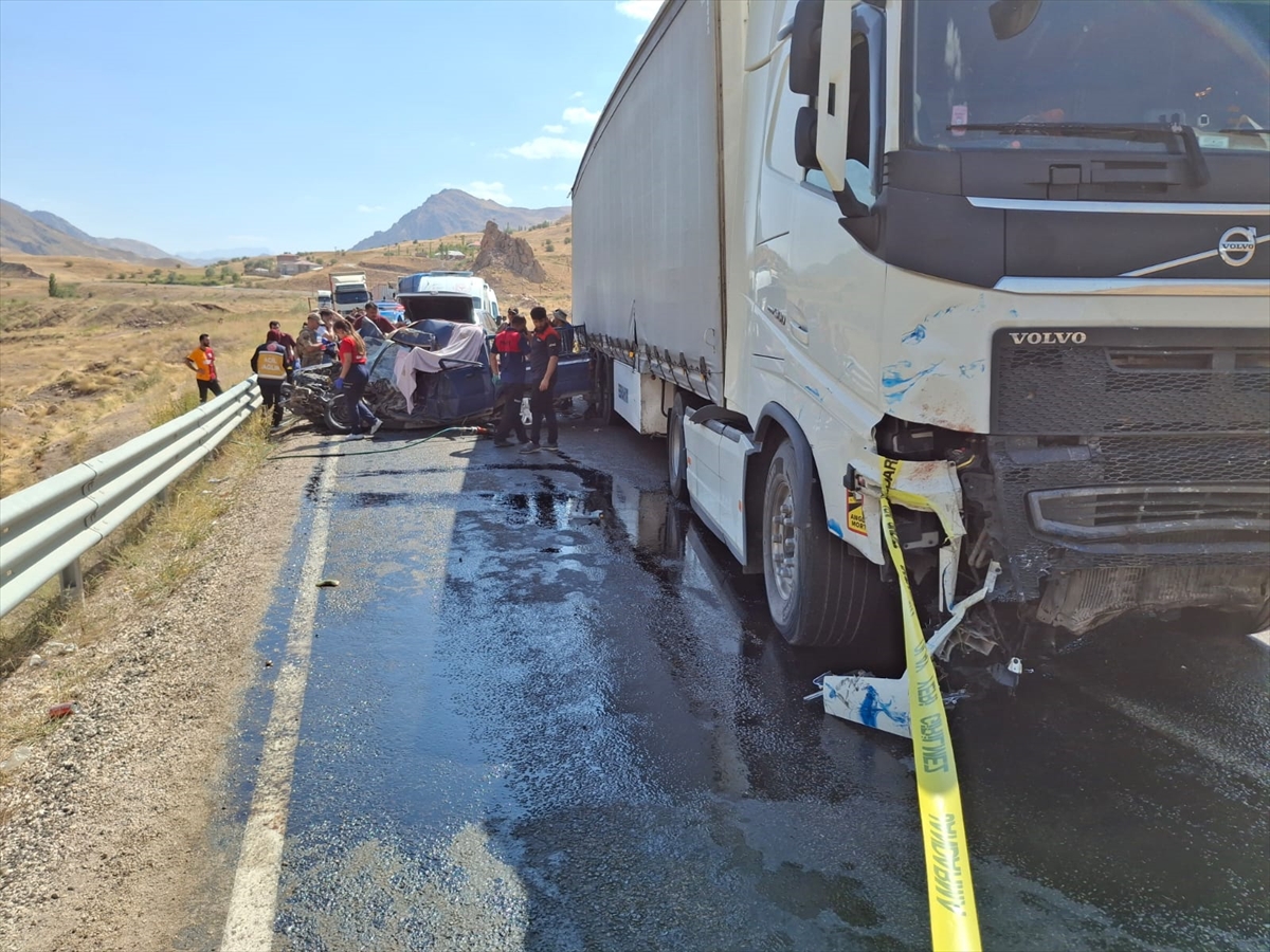 Hakkari'de tır ile pikabın çarpışması sonucu 3 kişi öldü, 2 kişi yaralandı