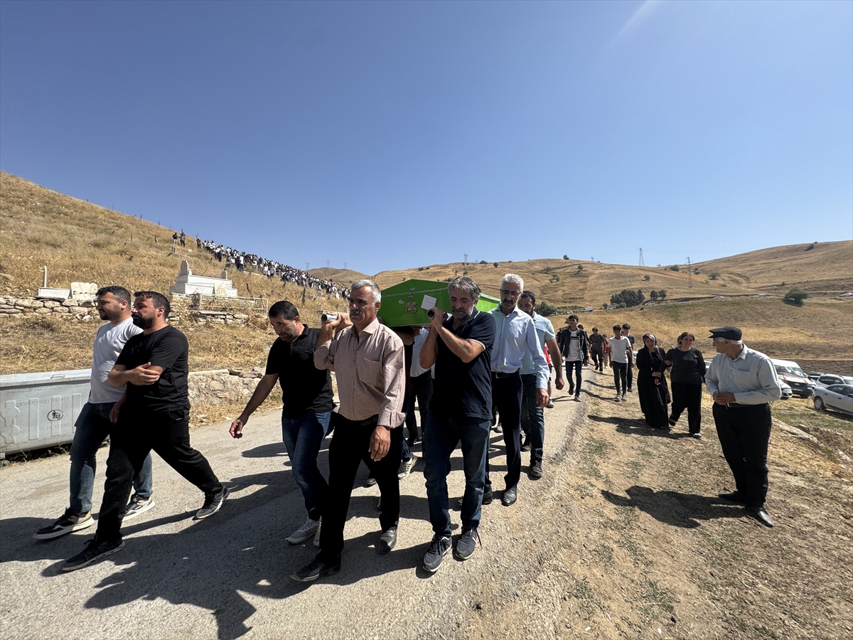 Hakkari'deki trafik kazasında ölen aynı aileden 5 kişinin cenazeleri toprağa verildi