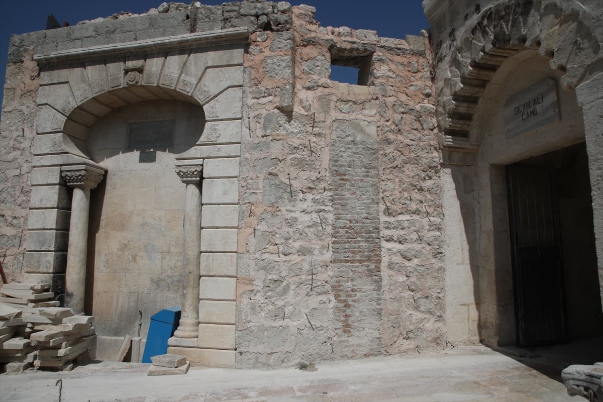 Hatay'da depremde hasar gören Şeyh Ali Camisi'nin restorasyonu sürüyor