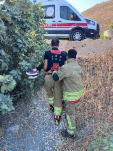 HATAY (AA) – Hatay'ın merkez Antakya ilçesinde minibüsün tarlaya devrilmesi