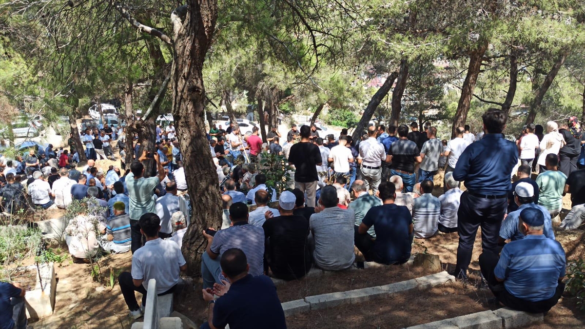 Hatay'da otomobil ile çekicinin çarpıştığı kazada ölen 3 kişinin cenazeleri defnedildi