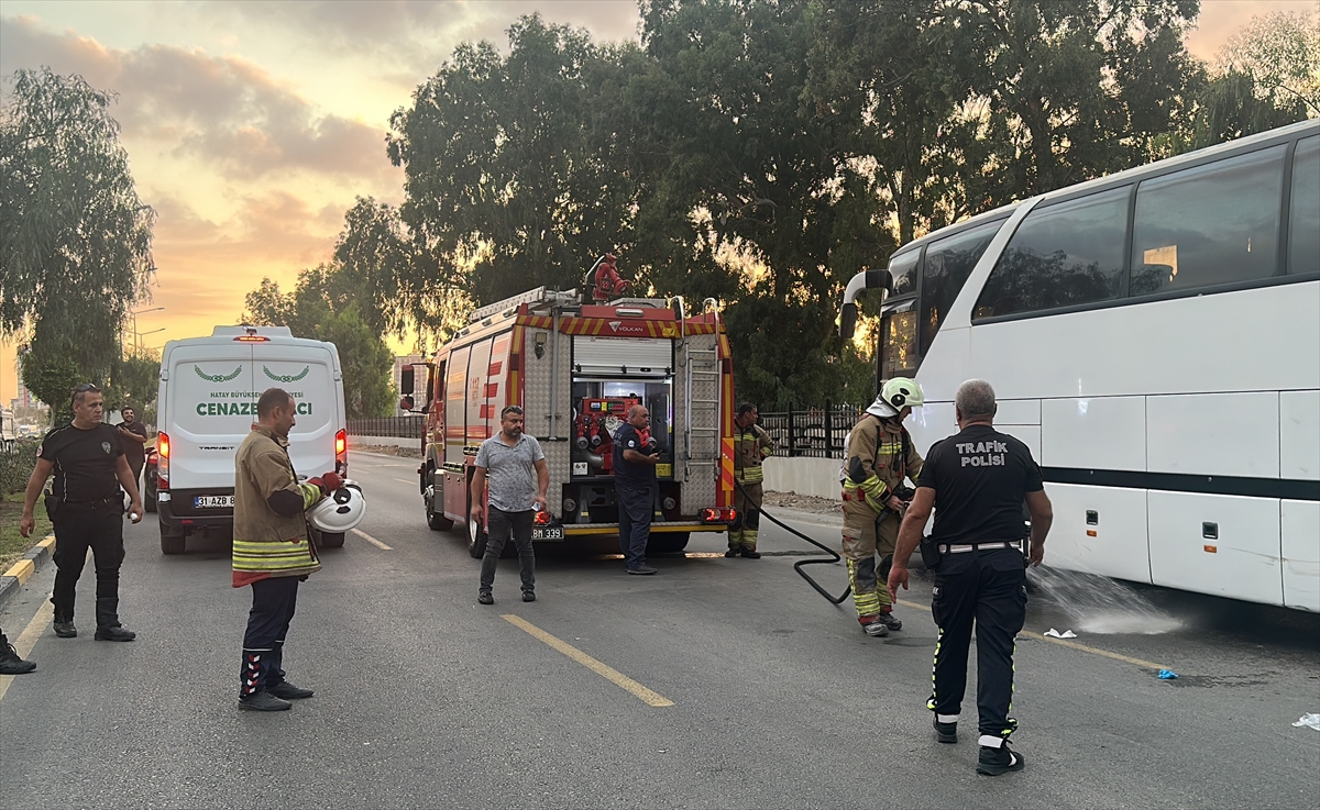 Hatay'da trafik kazasında otobüsün altına savrulan kişi öldü