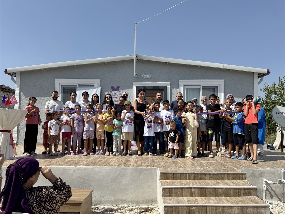 Hatay'da Ülkem Okuyor Derneğince yaptırılan ev, depremzede aileye verildi