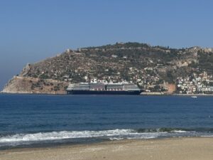 ANTALYA (AA) – Hollanda bayraklı kruvaziyer "Oosterdam", Antalya'nın Alanya ilçesine