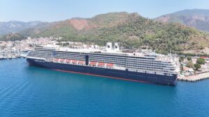 MUĞLA (AA) – Hollanda bayraklı kruvaziyer "Oosterdam", Muğla'nın Marmaris ilçesine