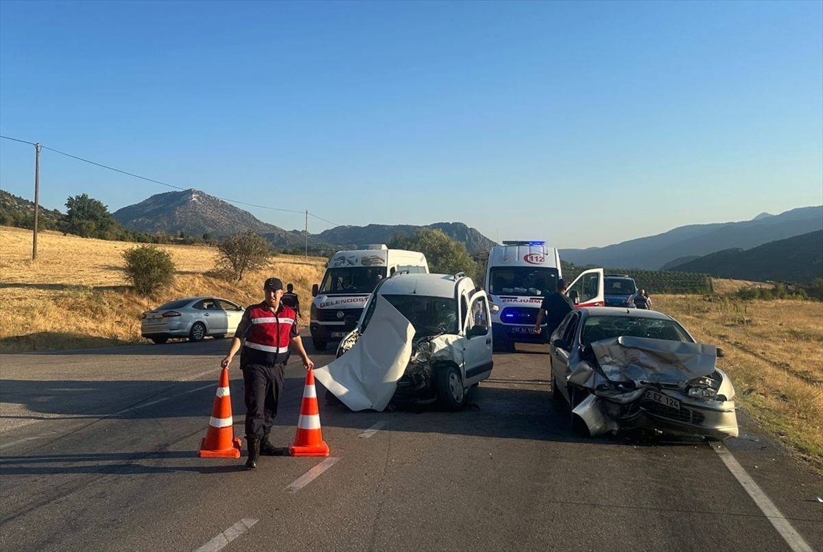 Isparta'da 2 otomobilin çarpıştığı kazada 1 kişi öldü, 9 kişi yaralandı