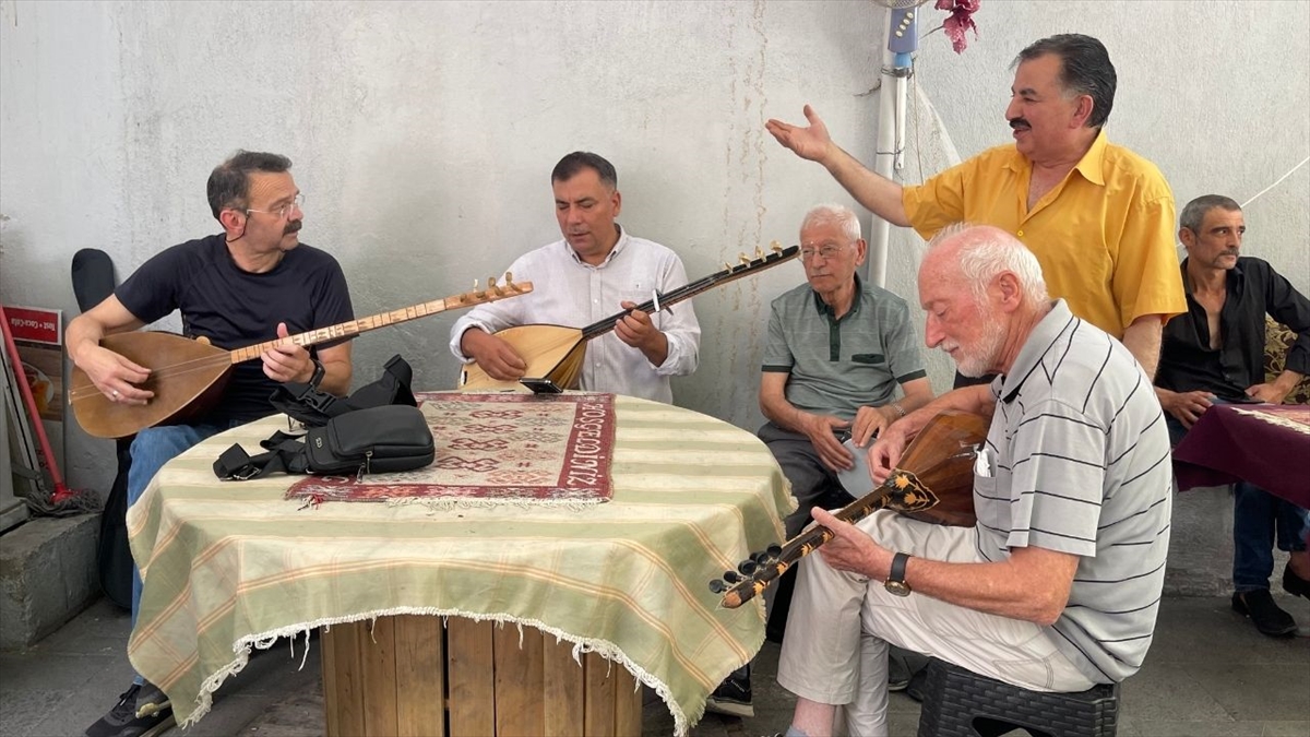 Isparta'da yaşayan depremzede kadın çay ocağında “müzikle” moral buluyor