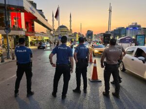 İSTANBUL (AA) – İstanbul'da polis ekipleri, kent genelinde helikopter destekli