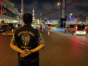 İSTANBUL (AA) – İstanbul'da polis ekipleri, asayişin sağlanması ve suçların