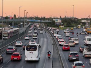 İSTANBUL (AA) – Megakentte mesai çıkış saatinin de etkisiyle trafik