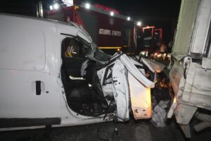 İSTANBUL (AA) – Bayrampaşa'da hafif ticari aracın park halindeki kamyonete