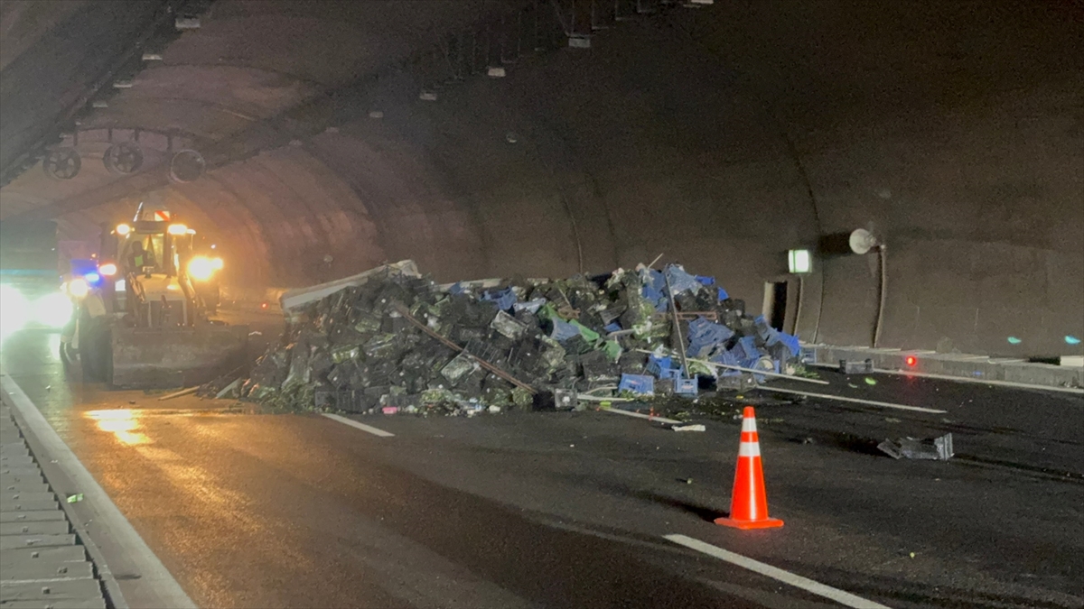 İstanbul'da sebze yüklü tırın devrildiği otoyoldaki tünel ulaşıma kapandı
