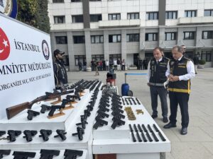 İSTANBUL (AA) – İstanbul'da, suç örgütlerine yönelik düzenlenen operasyonlarda gözaltına