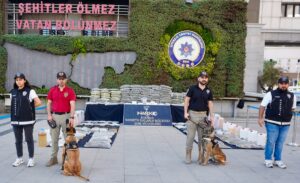 - Operasyonlarda ele geçirilen uyuşturucu maddeler, İstanbul Emniyet Müdürlüğü yerleşkesinde