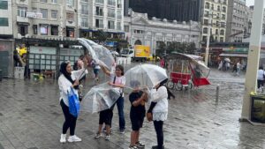 İSTANBUL (AA) – Hava sıcaklıklarının mevsim normallerinin üzerinde seyrettiği İstanbul'un