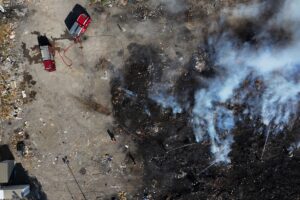 İZMİR (AA) – İzmir'in Buca ilçesinde boş alandaki atık yığınında