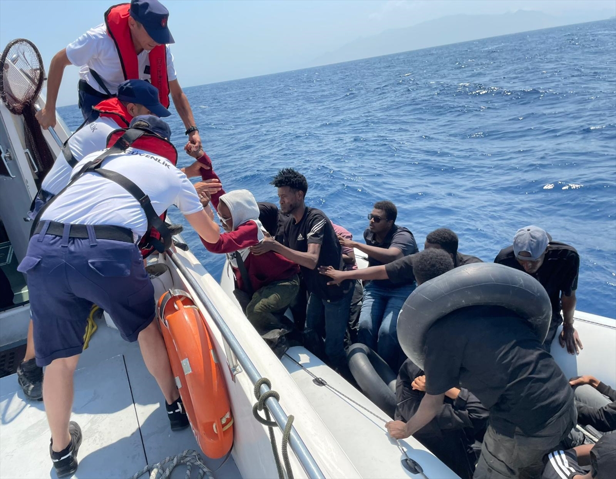 İzmir'de 13 düzensiz göçmen kurtarıldı, 15 düzensiz göçmen yakalandı
