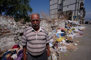 İZMİR (AA) – İzmir'in Konak ve Buca ilçelerinde biriken çöp