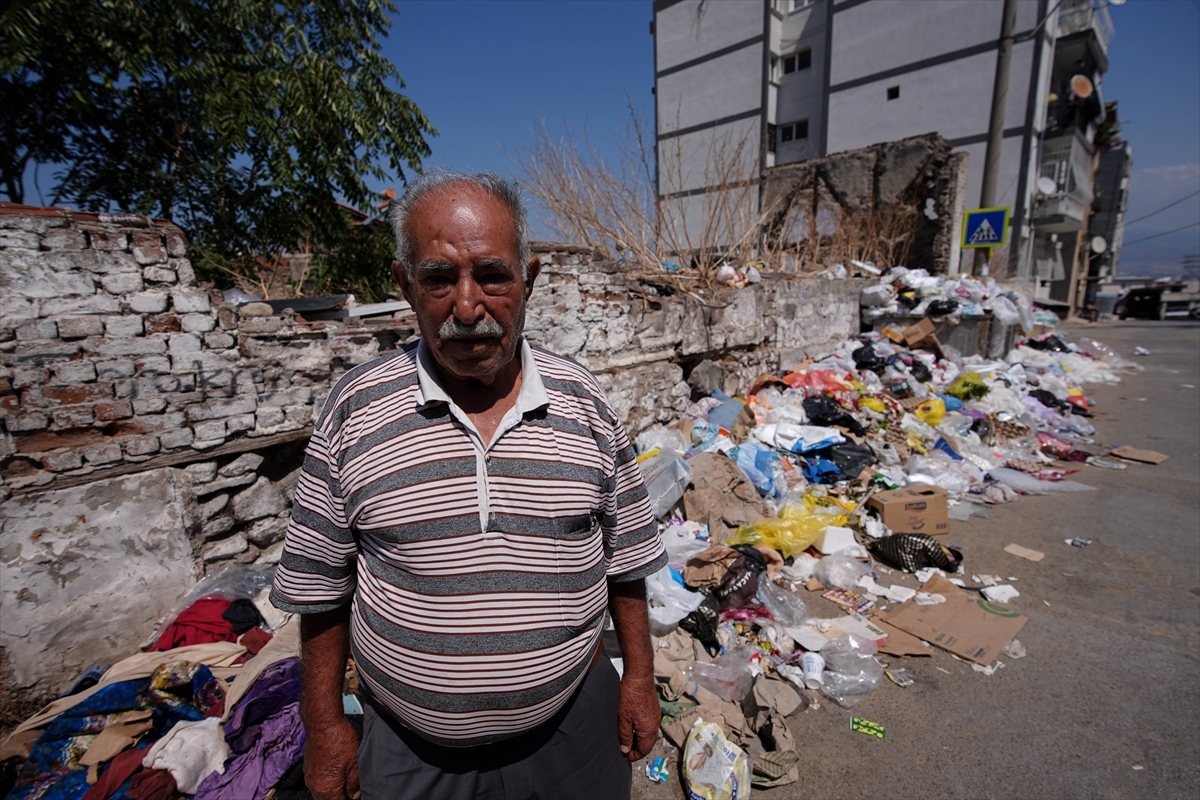 İzmir'de çöp yığınları ve kötü koku tepkilere neden oluyor