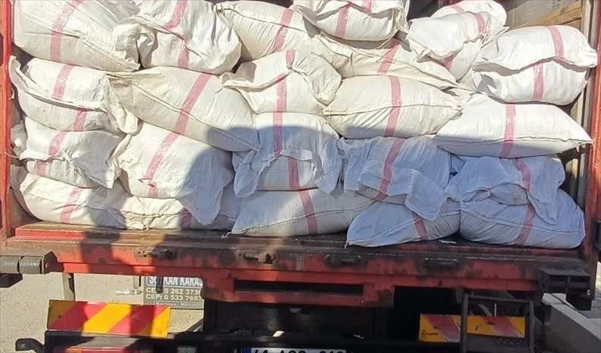 İzmir'de kaçakçılık operasyonunda 4 şüpheli yakalandı