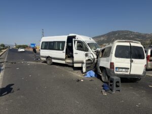 İZMİR (AA) – İzmir'in Kemalpaşa ilçesinde servis minibüsü ile hafif