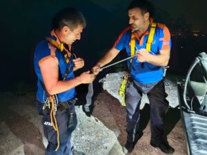 İZMİR (AA) – İzmir'in Kemalpaşa ilçesinde yürüyüş yaptıkları sırada kayalıklarda