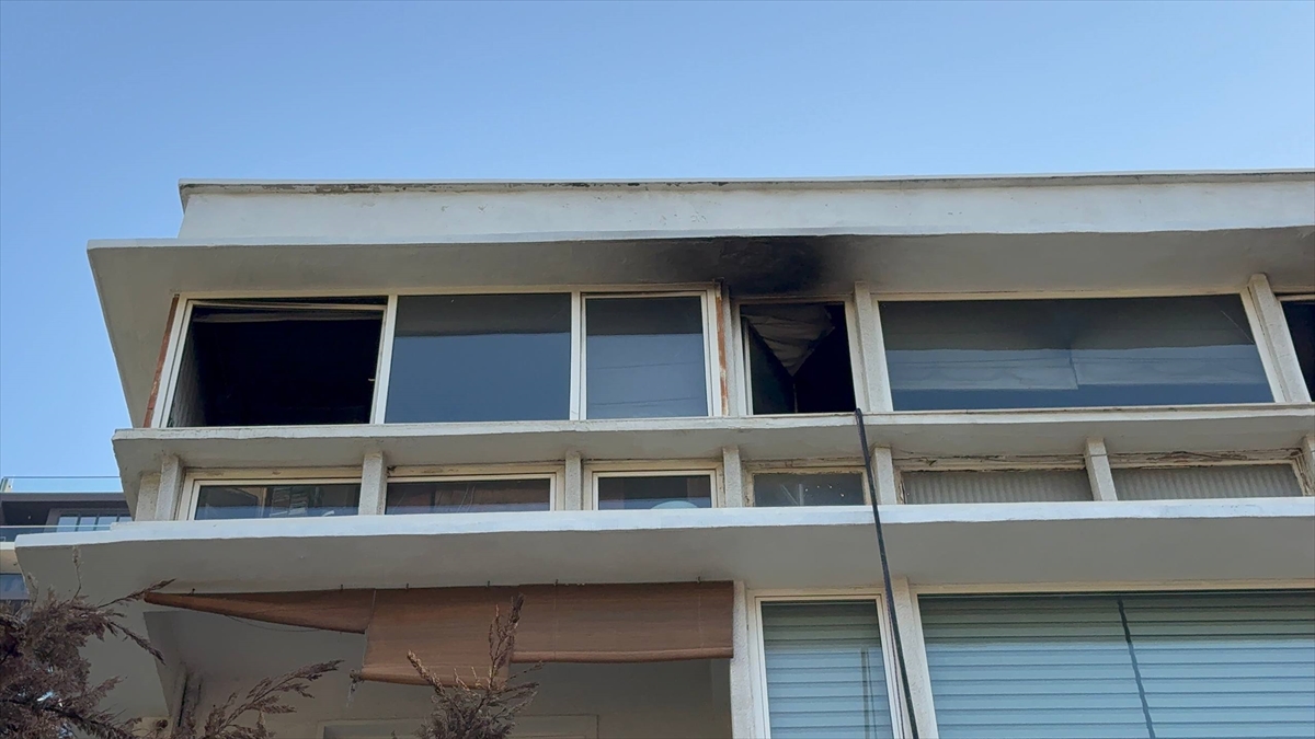Kadıköy'de 4'üncü kattaki evde çıkan yangın söndürüldü