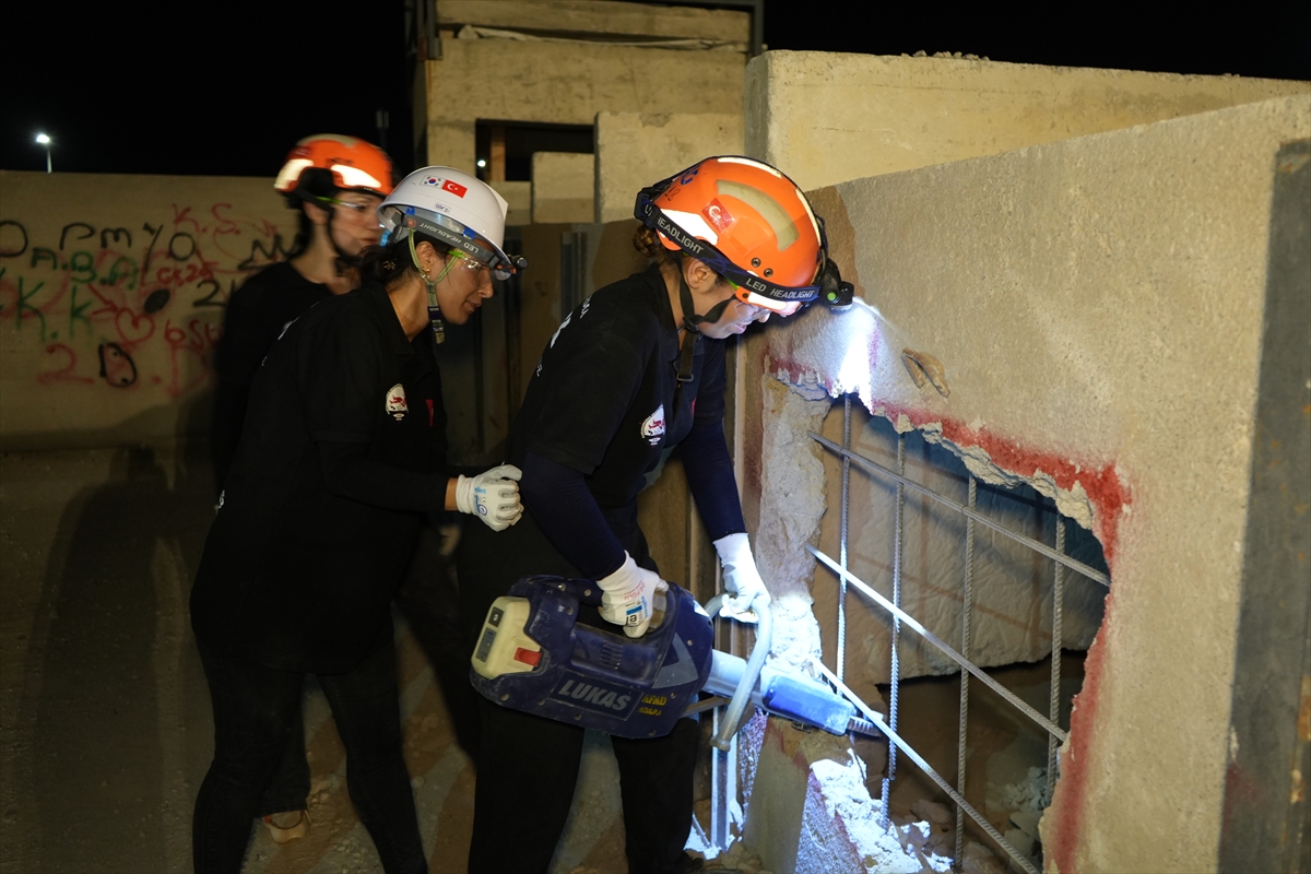 Kahramanmaraş'ta kadınlardan oluşan arama kurtarma ekibi deprem eğitimi ve tatbikatı gerçekleştirdi