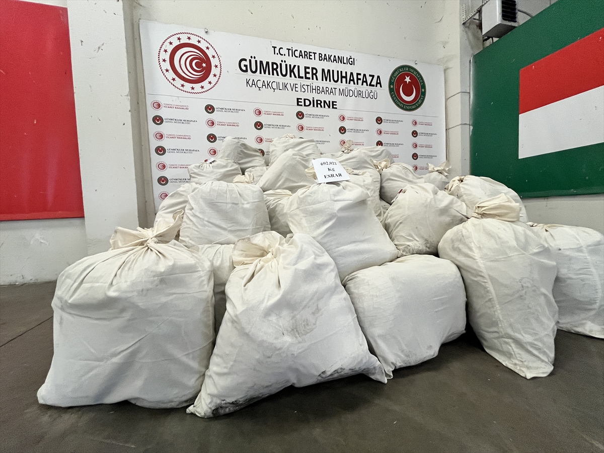 Kapıkule'de bir tırda boya kutularına gizlenmiş 692 kilogram esrar ele geçirildi