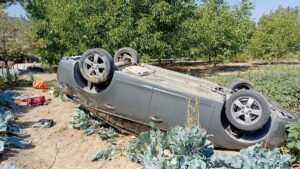 KARABÜK (AA) – Karabük'te çarpışan otomobillerden birinin bahçeye devrilmesi sonucu