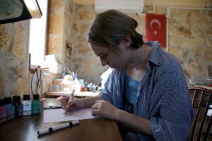 - 18 ülkeden 66 sanatçının katılımıyla düzenlenen çalıştayda "arkeo terapi"