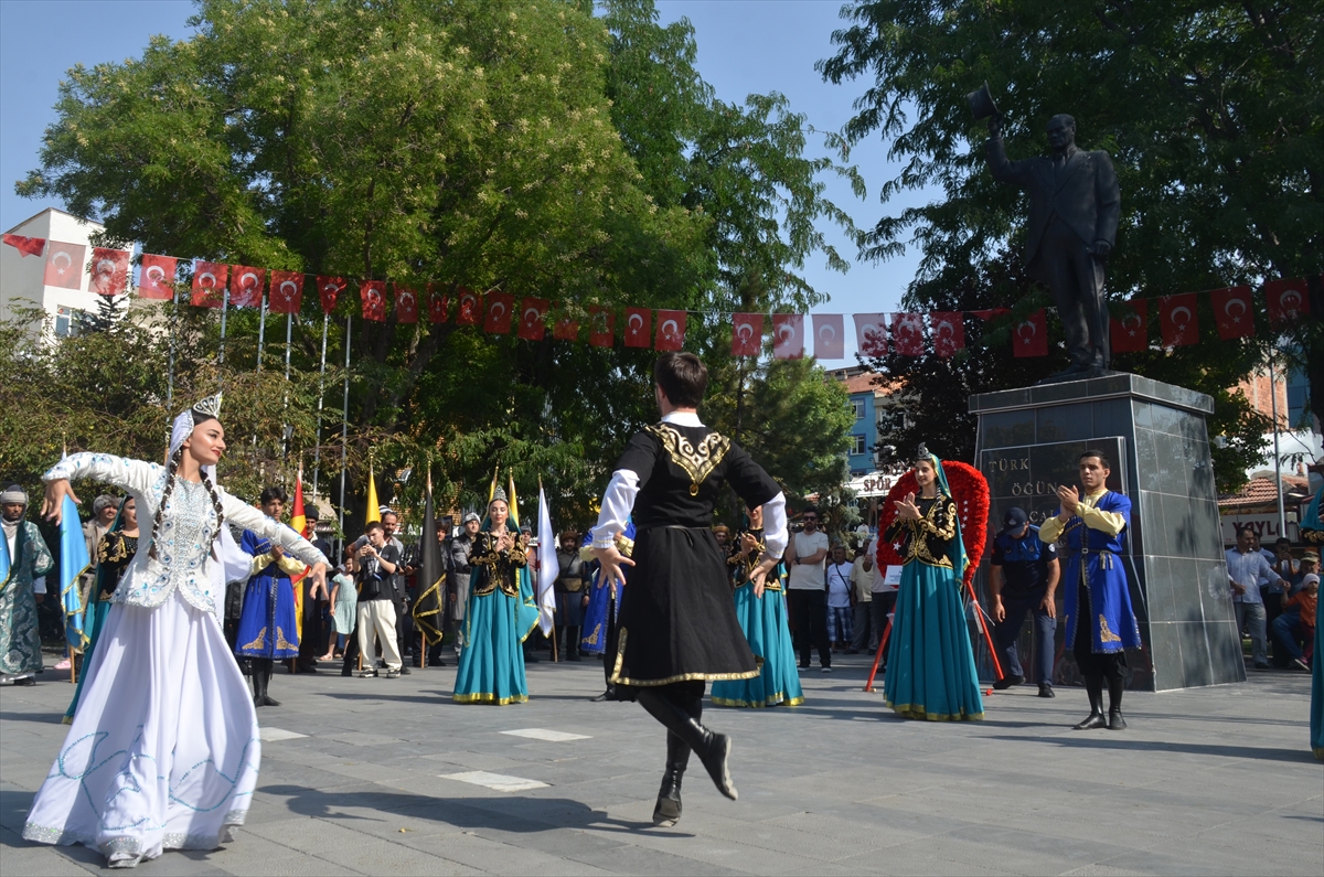 Karaman'da 7. Uluslararası Türk Dünyası Şöleni çerçevesinde yürüyüş düzenlendi