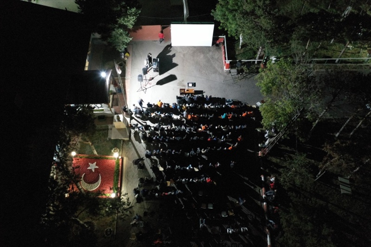 Kars'ta hükümlüler açık havada sinema izledi