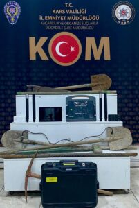 KARS (AA) – Kars'ta bir evde define için kaçak kazı