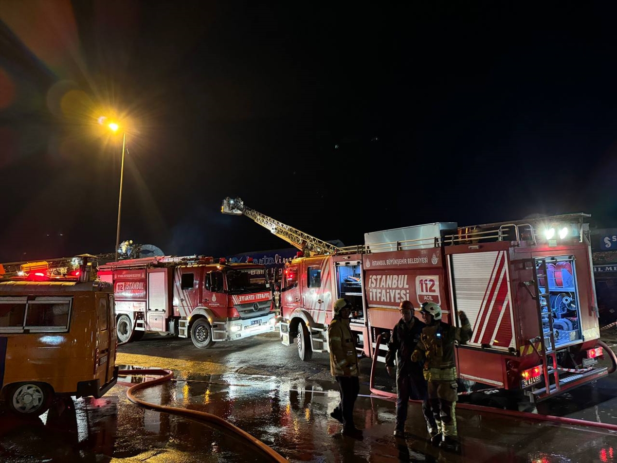 Kartal'da balıkçı barınağında çıkan yangın söndürüldü