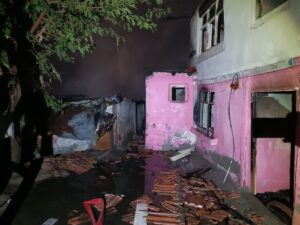 KASTAMONU (AA) – Kastamonu'nun Tosya ilçesinde çıkan yangında 3 ev