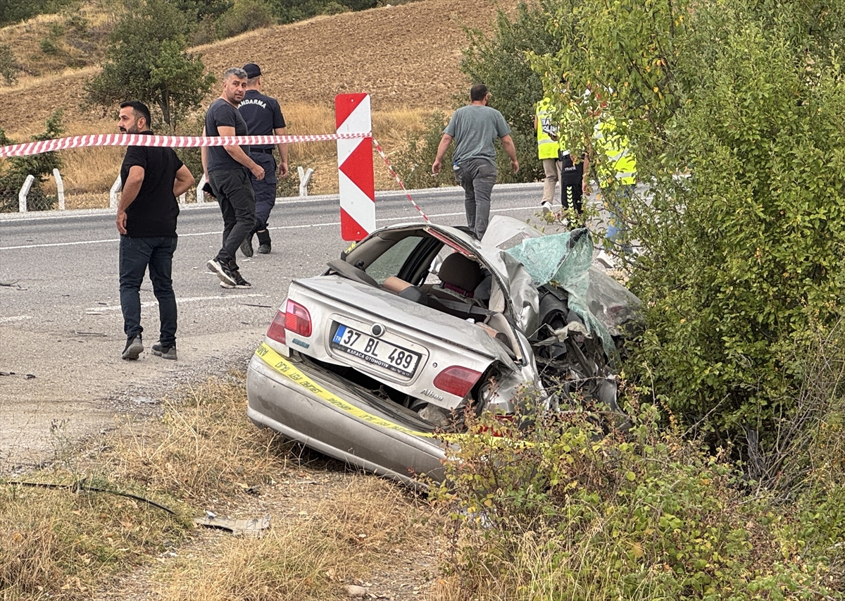 Kastamonu'da hafriyat kamyonu ile çarpışan otomobildeki çocuk öldü, baba ağır yaralandı
