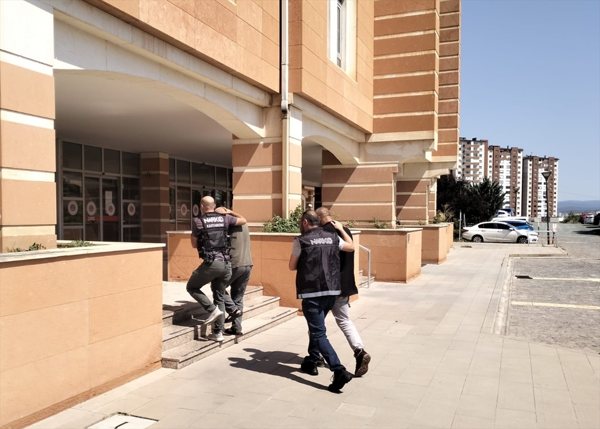 Kastamonu'da uyuşturucuyla yakalanan 2 şüpheli tutuklandı