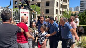 - Binada mahsur kalanlar kurtarılıyor