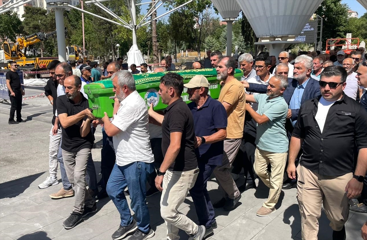 GÜNCELLEME – Kayseri'de kaldıkları çadırda karbonmonoksit gazından zehirlenerek ölen çift için tören düzenlendi