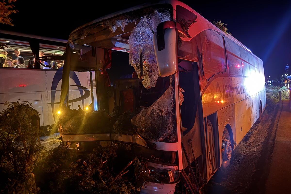 Kayseri'de yolcu otobüsünün orta refüjdeki ağaçlara çarptığı kazada 1 kişi öldü, 13 kişi yaralandı